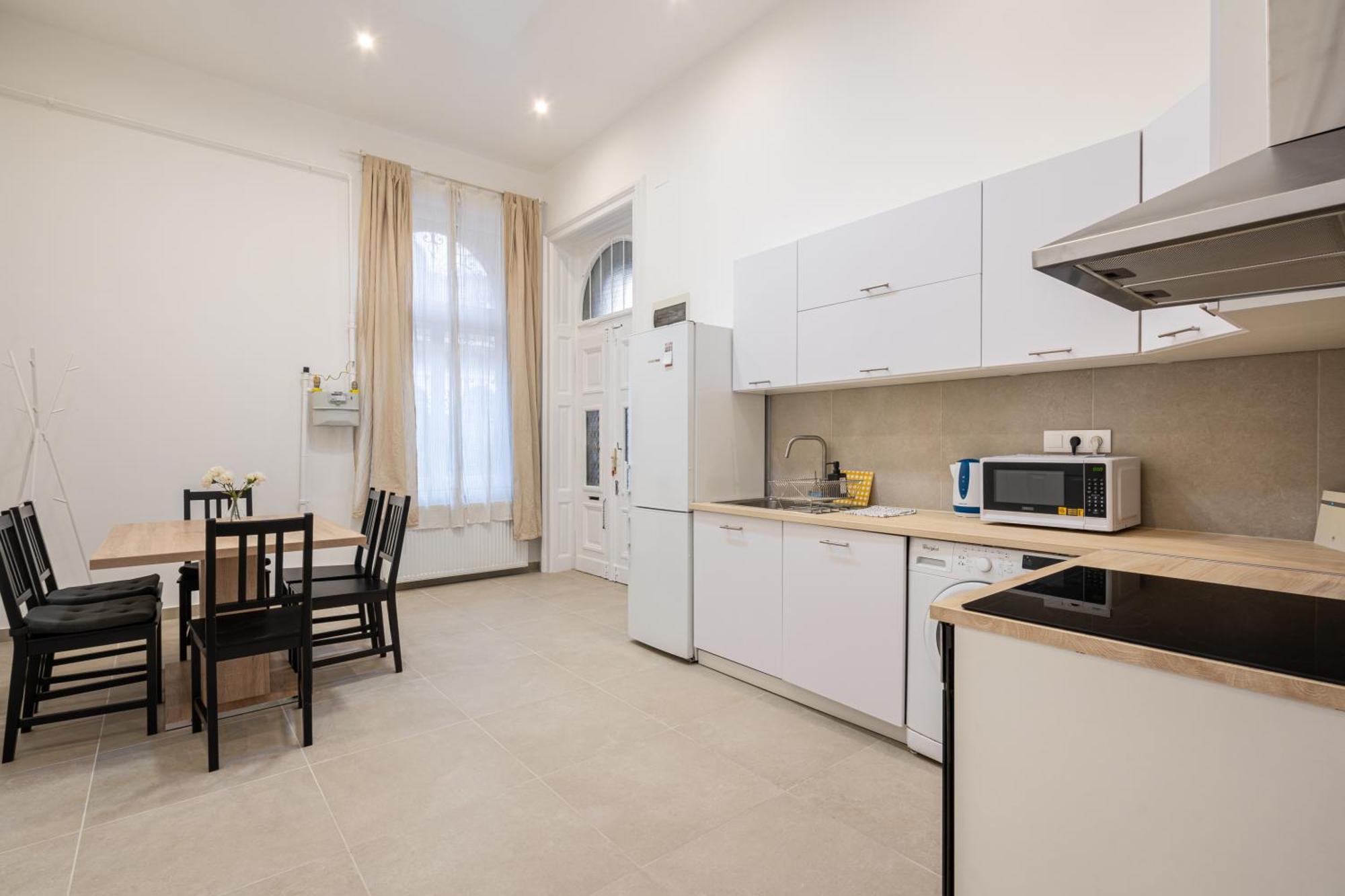 Luxurious Downtown Family Suite Budapest Exterior photo